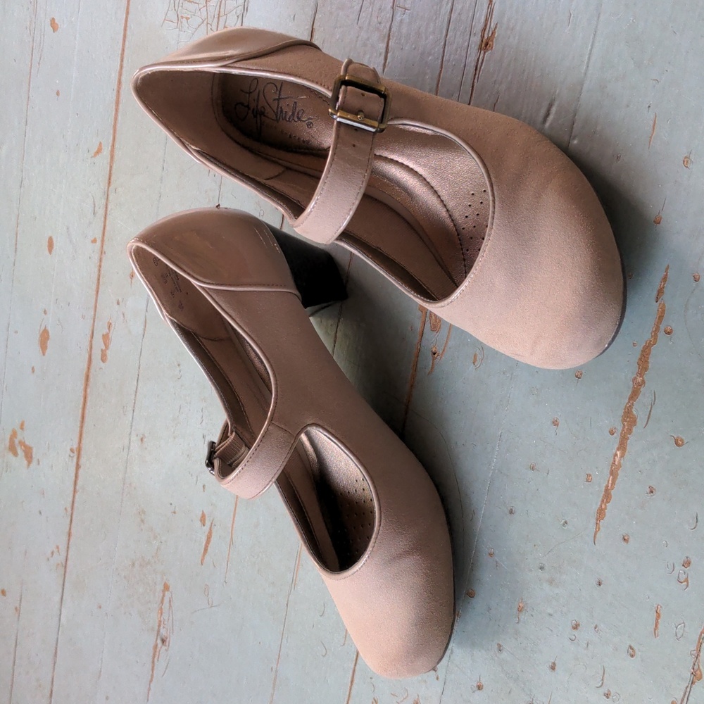 Life Stride beige kitten heels